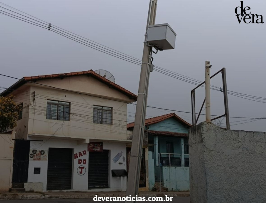Poste inclinado e base danificada geram preocupação em cruzamento movimentado de Brumadinho